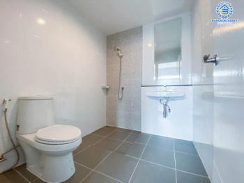 *****ทาวน์เฮ้าส์มือสองย่านนนทบุรี ม. ดิเอ็กคลูซีฟ รัชดา-วงส์สว่าง บ้านสวยพร้อมเข้าอยู่ บนเนื้อที่กว่า 24.40 ตร.ว.  พื้นที่ใช้สอยกว้างถึง 200 ตร.ม. 3 ห้องนอน 2 ห้องน้ำ 2 ที่จอดรถ บนทำเลโซนเมือง เดินทางสะดวกใกล้ร้านอาหาร เชื่อมต่อถนน วงศ์สว่าง, ติวานนท์, รัตนาธิเบศร์ ใกล้รถไฟฟ้าสายสีม่วงสถานี "แยกติวานนท์"